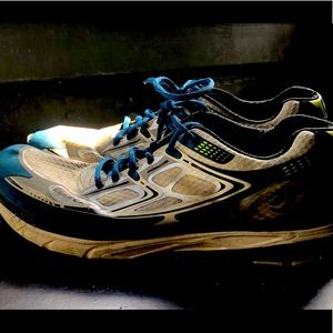 topo athletic magnifly 5MM Drop Men’s Gray Silver Athletic Sneakers